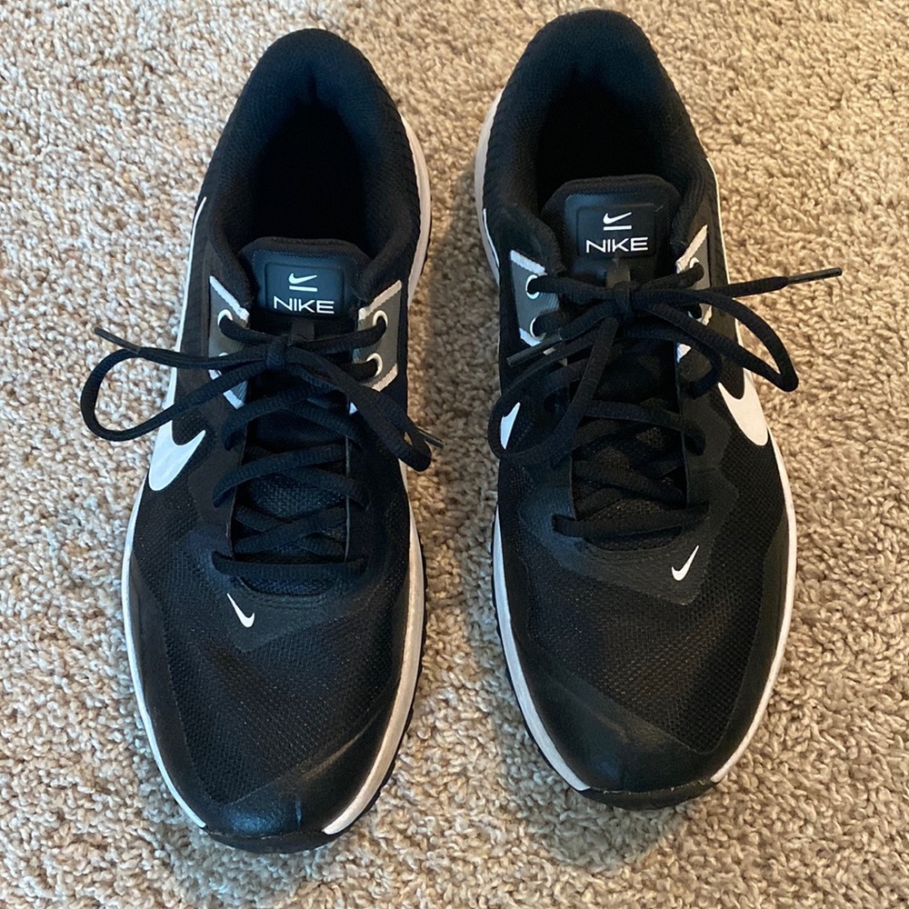 Nike women’s black tennis shoes size 9.5 W excellent condition